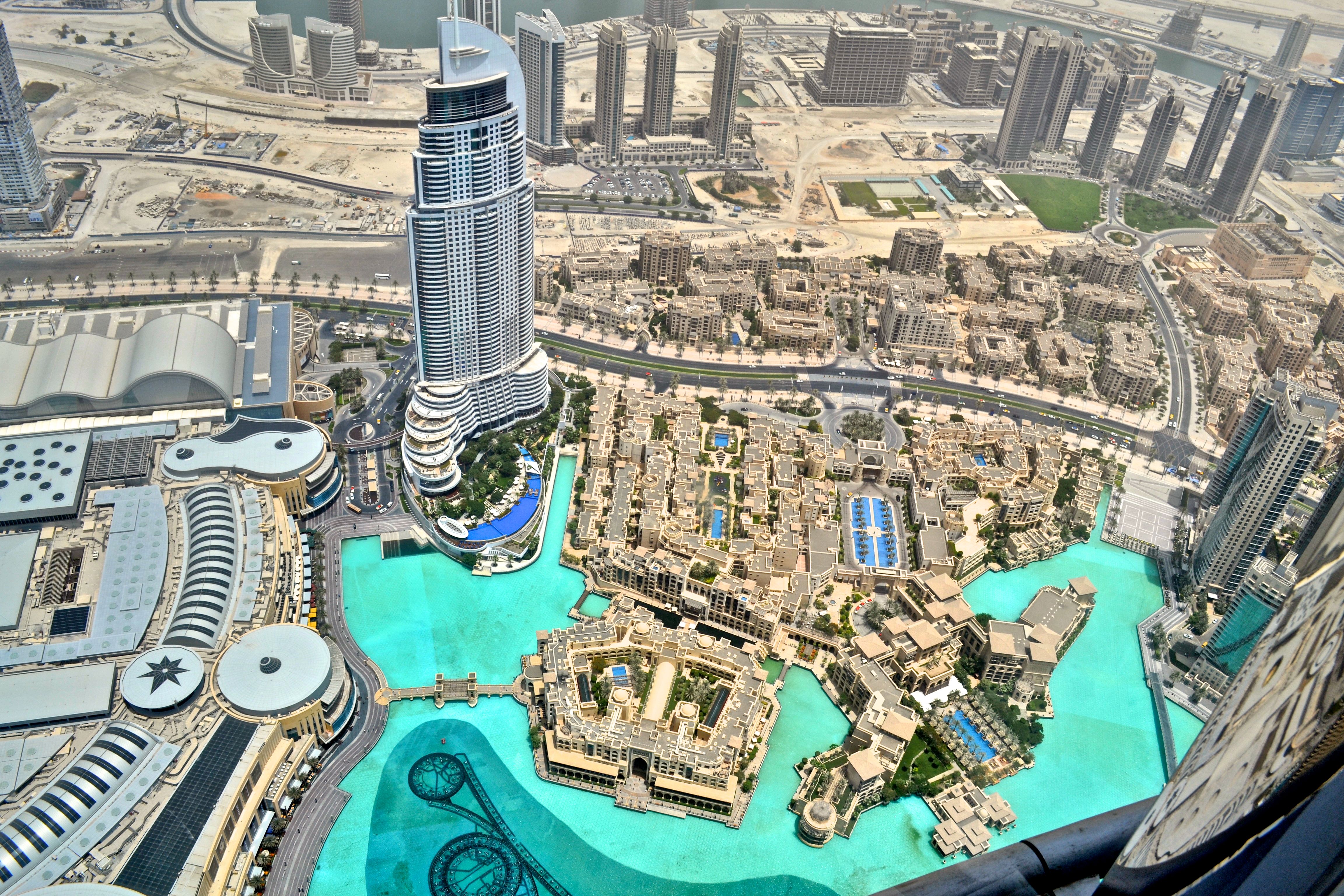 Бурдж халифа цена билета. Бурдж-Халифа Дубай. Дубай кольцо Бурдж Халифа. Кольцо в Дубае вокруг Бурдж Халифа. Бурдж-Халифа Дубай колесо вокруг.